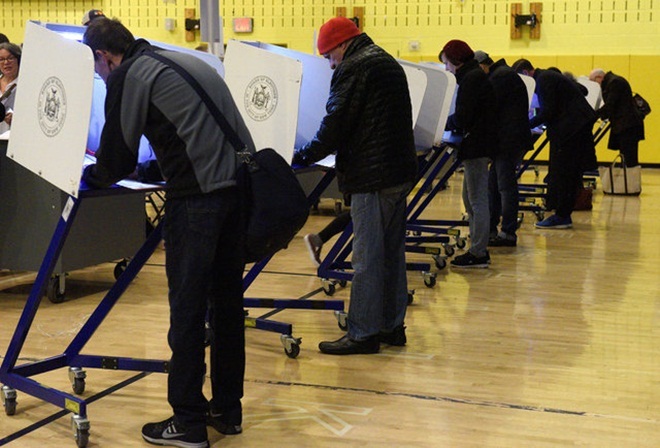 Cử tri Mỹ đi bầu cử tại Manhattan, New York. Ảnh: Reuters