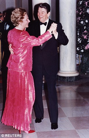 Tân Tổng thống Mỹ Donald Trump nói với bà Theresa May rằng ông muốn làm sống lại mối quan hệ gần gũi xuyên Đại Tây Dương từng đạt được dưới thời hai cựu lãnh đạo Margaret Thatcher và Ronald Reagan. Ảnh Reuters