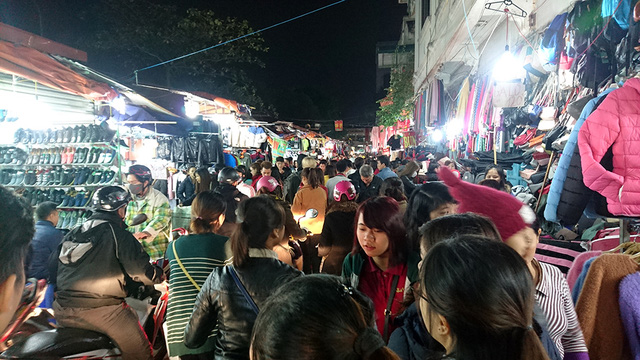 Thời tiết chuyển lạnh cũng là cơ hội cho nhiều cửa hàng ở các chợ đêm sinh viên tranh thủ kinh doanh trang phục mùa đông. Vào các buổi tối, đặc biệt là dịp cuối tuần, chợ Nhà Xanh (Cầu Giấy) đông nghịt người đến mua sắm, trong đó chủ yếu là sinh viên.