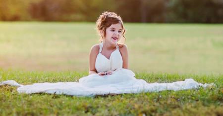 Cảm động bé 4 tuổi tái hiện ảnh cưới của mẹ đã qua đời
