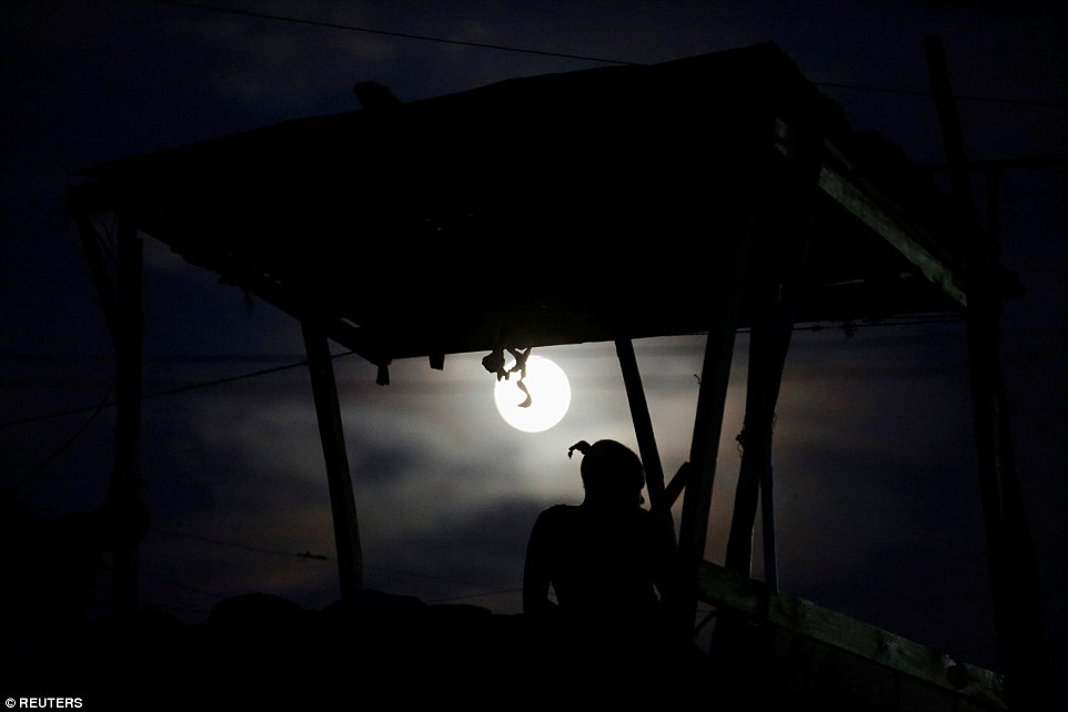 Ngắm siêu trăng ở Hawaii. ẢNh: Reuters