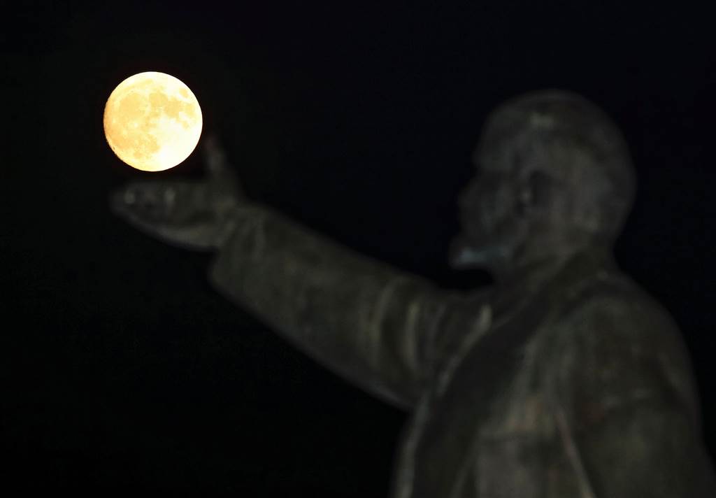 Tượng Vladimir Lenin dưới ánh trăng ở Baikonur - Kazakhstan. Ảnh: Reuters