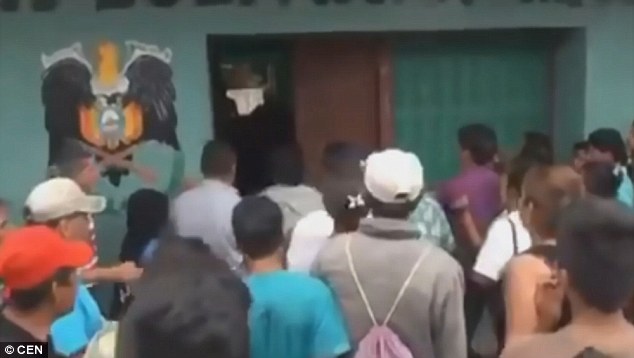 Cảnh sát sẽ kiểm tra các video được đăng tải trên mạng xã hội để điều tra thêm. Ảnh: CEN
