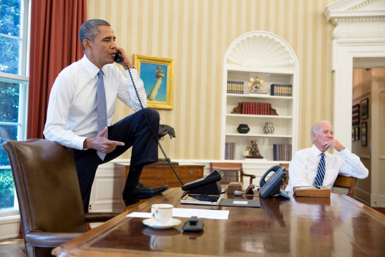 
&Ocirc;ng Obama n&oacute;i chuyện điện thoại với Chủ tịch Hạ viện (khi đ&oacute;) John Boehner trong khi &ocirc;ng Biden ngồi nghe trong ph&ograve;ng Bầu dục. Ảnh chụp ng&agrave;y 31-8-2013: NH&Agrave; TRẮNG
