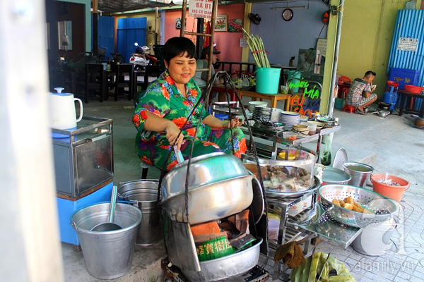 G&aacute;nh ch&aacute;o b&agrave; &Uacute;t trứ danh đất S&agrave;i G&ograve;n.