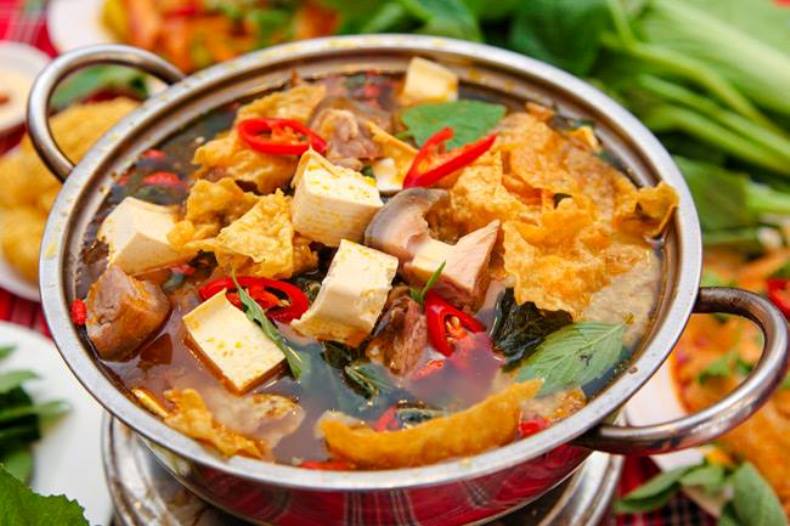 Thực kh&aacute;ch xu&yacute;t xoa b&ecirc;n cạnh nồi lẩu Việt thơm ngon ngọt nước