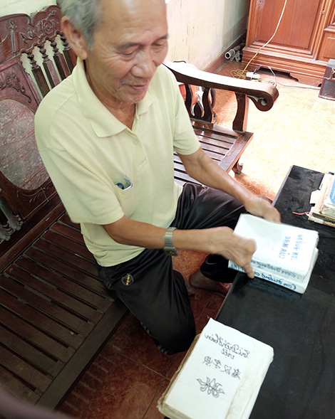 
&Ocirc;ng Thiểu v&agrave; hai bộ s&aacute;ch kỷ niệm.

 
