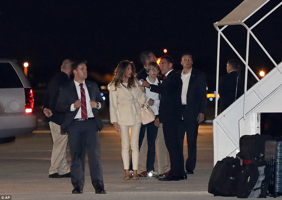 Gia đình ông Trump tới Mar-a-Lago, khu nghỉ dưỡng của họ ở bang Florida, tối 23-11 để nghỉ lễ Tạ ơn. Ảnh: AP