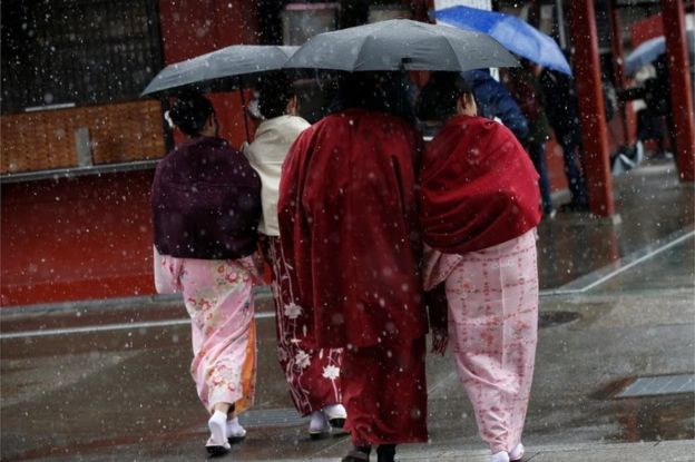 Người dân thăm chùa Senso ở Tokyo trong trang phục kimono truyền thống. Ảnh: Reuters