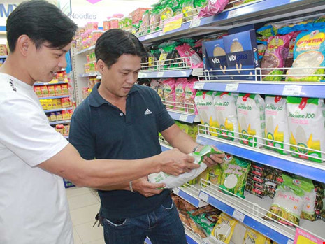 Người ti&ecirc;u d&ugrave;ng đang truy xuất nguồn gốc thực phẩm bằng điện thoại th&ocirc;ng minh. Ảnh: T&Uacute; UY&Ecirc;N