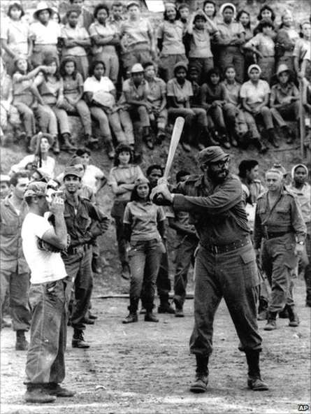 
&Ocirc;ng Fidel rất th&iacute;ch chơi b&oacute;ng ch&agrave;y. Trong ảnh l&agrave; v&agrave;o năm 1962 tại Trường ĐH Sư phạm ở Sierra Maestra. Ảnh: AP
