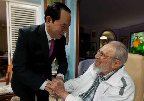 
Chủ tịch nước Trần Đại Quang đến ch&agrave;o L&atilde;nh tụ C&aacute;ch mạng Cuba Fidel Castro - Ảnh: Bộ Ngoại giao
