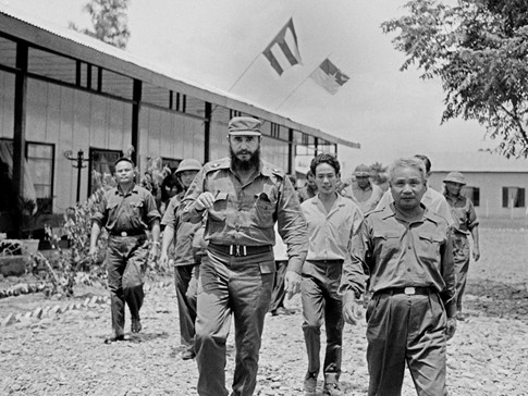 
Ng&agrave;y 8-9-1973, &ocirc;ng Fidel l&agrave; nguy&ecirc;n thủ nước ngo&agrave;i đầu ti&ecirc;n v&agrave; duy nhất thăm v&ugrave;ng giải ph&oacute;ng miền Nam (ở Quảng Trị) khi chiến tranh chưa kết th&uacute;c. &Ocirc;ng c&oacute; c&acirc;u n&oacute;i nổi tiếng: V&igrave; Việt Nam, Cuba sẵn s&agrave;ng hiến d&acirc;ng cả m&aacute;u của m&igrave;nh trong chuyến thăm Việt Nam đầu ti&ecirc;n n&agrave;y. Ảnh: TTXVN
