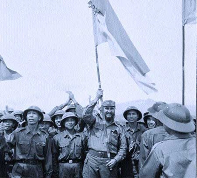 
Fidel Castro vẫy cờ của c&aacute;c chiến sĩ Mặt trận giải ph&oacute;ng miền Nam Việt
Nam. Ảnh: VNA
