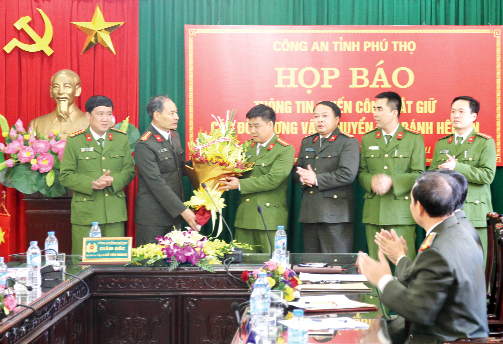 Ban Giám đốc Công an tỉnh tặng hoa chúc mừng cán bộ, chiến sĩ Phòng PC47 Công an tỉnh