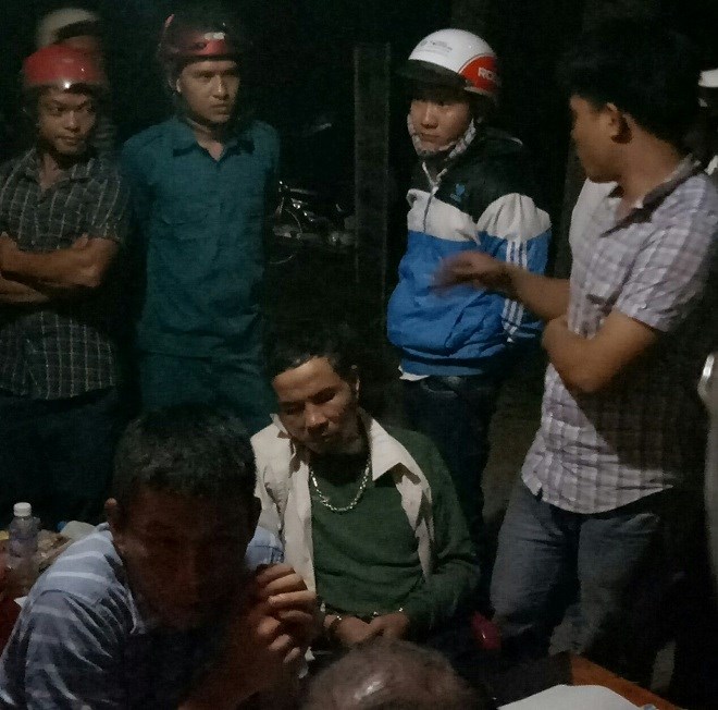 Đông đảo người dân địa phương đến xem hiện trường bắt giữ tên Kèo.