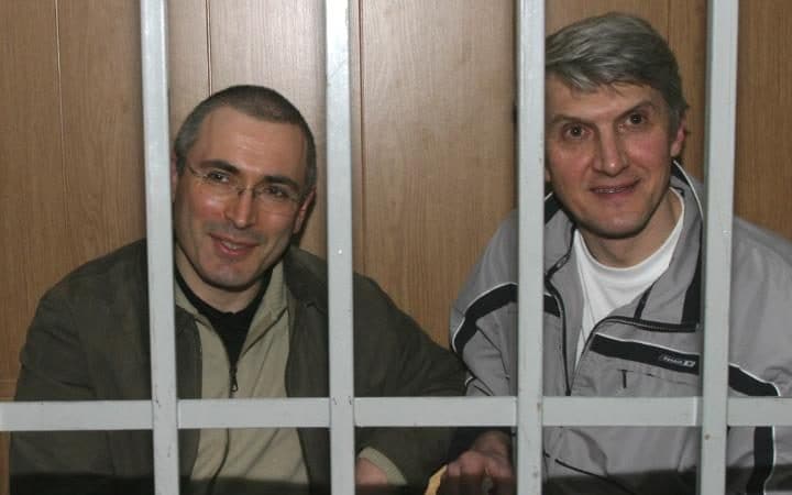 
&Ocirc;ng Platon Lebedev (phải) v&agrave; tỉ ph&uacute; Khodorkovsky tại một phi&ecirc;n t&ograve;a. Ảnh: Telegraph
