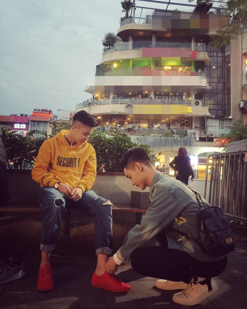 Vẻ đẹp đốn tim của 2 soái ca cầu hôn giữa phố Hà thành