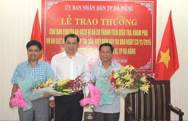 Ông Huỳnh Đức Thơ, Chủ tịch UBND TP Đà Nẵng tặng hoa chúc mừng cán bộ chiến sĩ Phòng CSHS vừa phá án từ các tỉnh phía Nam trở về.