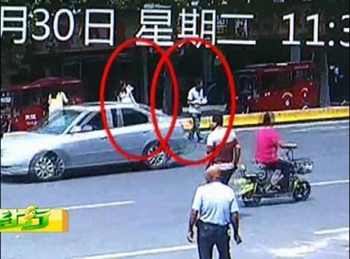
Tiểu Tương (tr&aacute;i) v&agrave; người đ&agrave;n &ocirc;ng lạ mặt bước ra khỏi nh&agrave; h&agrave;ng
