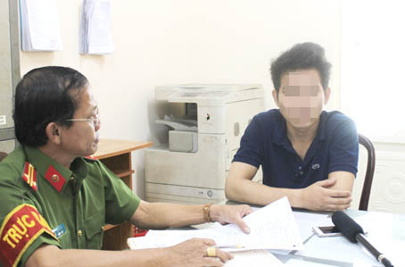 
C&aacute;n bộ Ph&ograve;ng Cảnh sát truy nã tội phạm C&ocirc;ng an tỉnh l&agrave;m việc với Trần Tấn Lượng khi đ&ocirc;́i tượng đến c&ocirc;ng an đầu th&uacute;.
