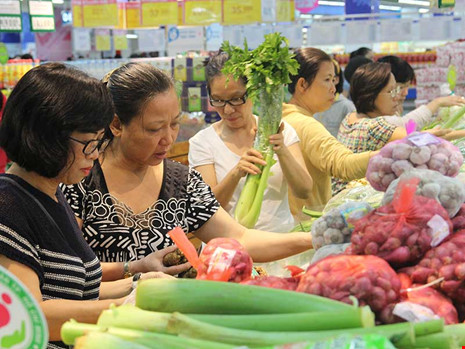 
Người d&acirc;n chọn mua thực phẩm sạch tại hệ thống si&ecirc;u thị Co.op mart L&yacute; Thường Kiệt, quận.10, TP HCM. Ảnh: HO&Agrave;NG GIANG
