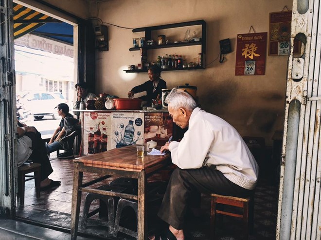 
Kh&aacute;ch của qu&aacute;n kh&ocirc;ng ai vội v&agrave;ng.
