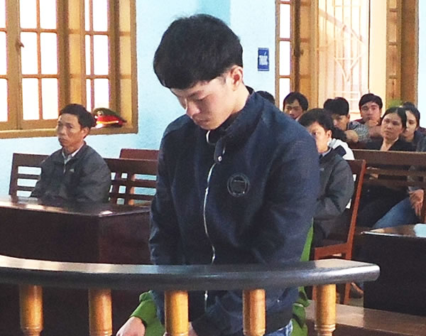 Bị cáo Nguyễn Văn Duy trước vành móng ngựa.