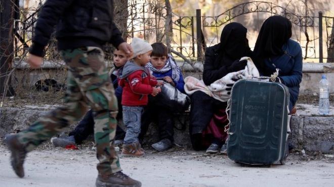 Người dân chạy trốn ở miền Đông Aleppo hôm 8-12. Ảnh: Reuters