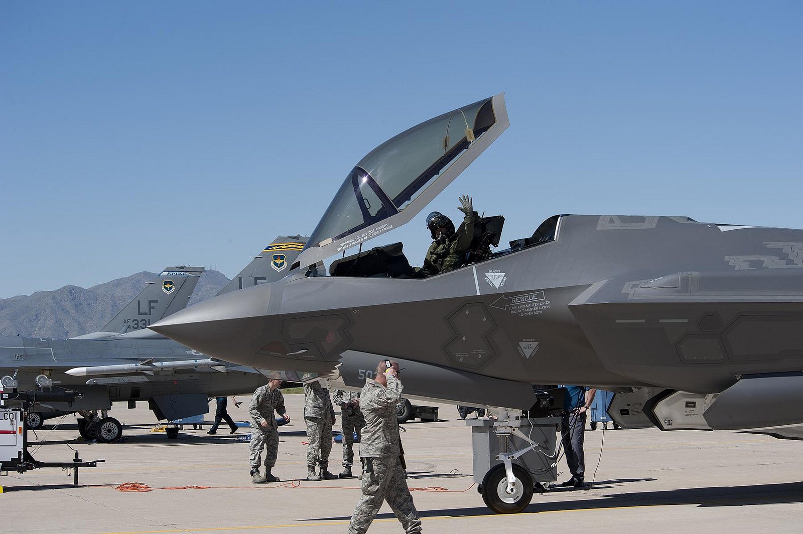 Ông Trump đòi “xử” tiếp chương trình F-35