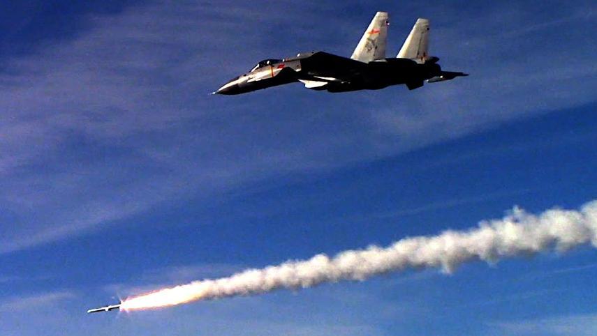 J-15 tập trận cùng tàu sân bay Liêu Ninh. Ảnh: SCMP