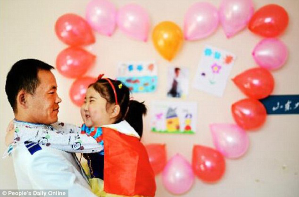 Bố kết hôn với con gái đang ốm nặng trong đám cưới cổ tích