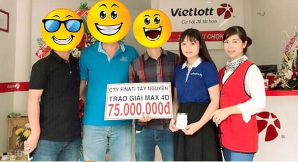 
Kh&aacute;c h&agrave;ng tr&uacute;ng thưởng v&eacute; số Max 4D (Ảnh: Đại l&yacute; Xồ số điện to&aacute;n FINATI)
