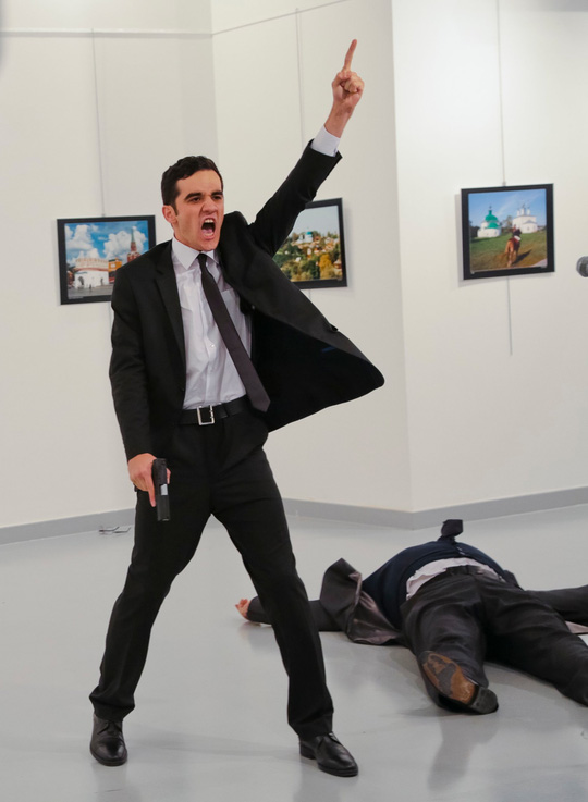 
Kẻ &aacute;m s&aacute;t &ocirc;ng Andrei Karlov. Ảnh: AP
