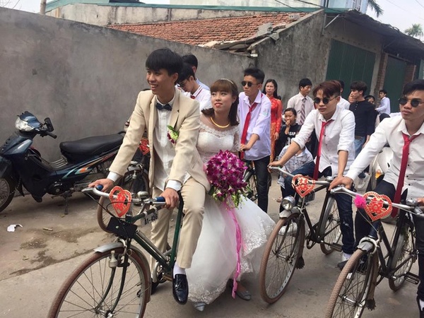 Chú rể rước dâu bằng xe đạp cũ gây sốt cộng đồng mạng