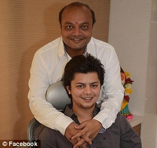 
Tỉ ph&uacute; Mahesh Savani v&agrave; con trai. Ảnh: Facebook

