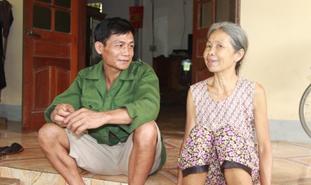 Vợ chồng bà Tâm, ông Thoại hạnh phúc bên ngôi nhà nhỏ. Ảnh: Cảnh Huệ.