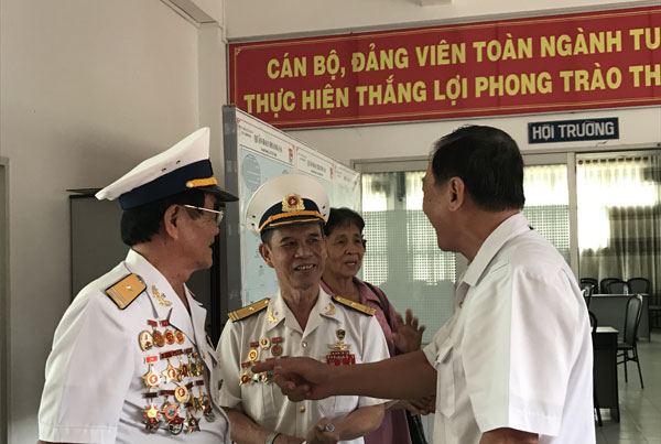 
Thuyền trưởng Nguyễn Xu&acirc;n Thơm (giữa) trong ng&agrave;y gặp lại đồng đội.
