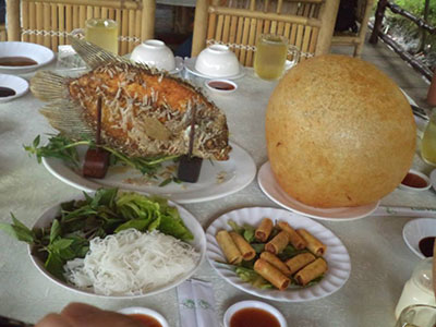 Xôi chiên phồng với cá tai tượng chiên xù món ăn đặc sản cù lao