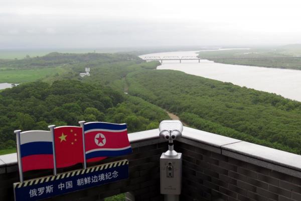 Quan chức Triều Tiên ôm tiền của Kim Jong-un trốn sang Hàn Quốc