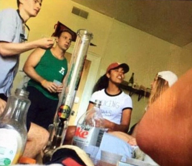 Lộ ảnh gây tranh cãi của con gái ông Obama