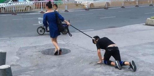 Cô gái xích cổ bạn trai, dắt đi dạo như… cún cưng
