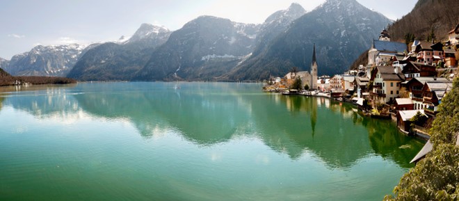 
Vẻ đẹp của thị trấn Hallstatt tương phản với kh&ocirc;ng gian đ&aacute;ng sợ trong ng&ocirc;i nh&agrave; xương. Ảnh: Getty.
