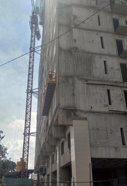 Gi&agrave;n vận thăng tại c&ocirc;ng tr&igrave;nh xảy ra tai nạn.