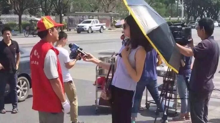 Nữ phóng viên bị đình chỉ vì đeo kính mát khi tác nghiệp