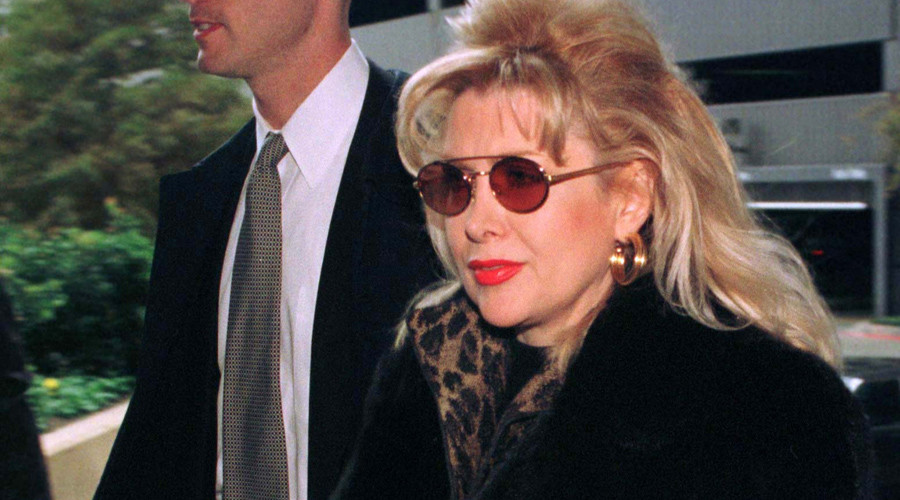 Tình cũ của ông Clinton tái xuất