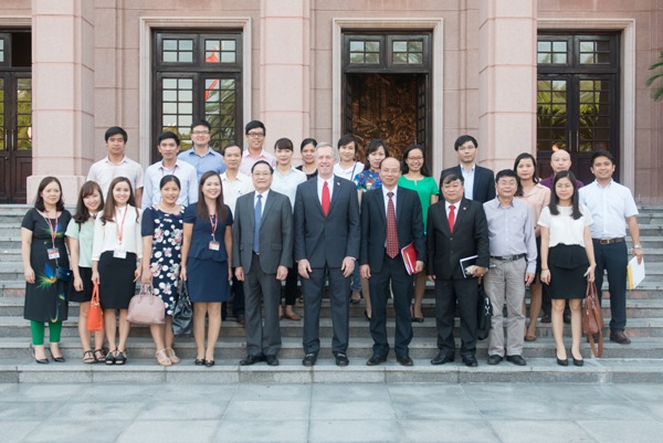 Đại sứ Osius gặp gỡ l&atilde;nh đạo v&agrave; c&aacute;n bộ Học viện Ch&iacute;nh trị Quốc gia Hồ Ch&iacute; Minh - Ảnh do Đại sứ qu&aacute;n Mỹ cung cấp