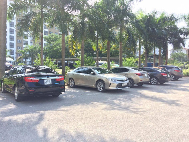 Các dòng xe cao cấp khác như Camry, Fortuner, Tenna cũng xuất hiện rất nhiều trong khu đô thị dành cho người thu nhập thấp này.