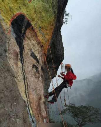 
Lingling đ&atilde; vẽ bức tranh khổng lồ của bạn trai trong thời gian 10 ng&agrave;y, k&eacute;o d&agrave;i trong khoảng 2 th&aacute;ng. Ảnh:Qianjiang Evening News.
