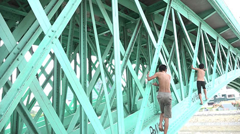 Cuộc sống bấp bênh đánh đu với nguy hiểm.